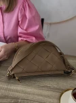Torebka damska z plecionym przodem w kolorze Taupe z dwoma paskami  