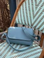 Torebka damska z klapką ze skóry syntetycznej kolor BABY BLUE
