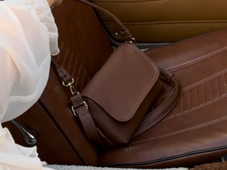 Brązowe Torebki na Jesień: Jak je Zestawić i Dlaczego to Must-Have Sezonu